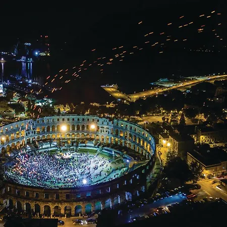 Beautiful In With Kitchen Feriehus