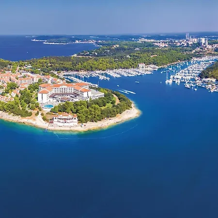 Feriehus Beautiful In With Kitchen Pula