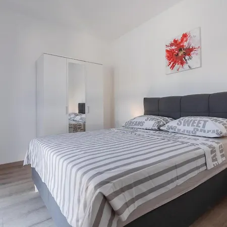 Beautiful In With Kitchen * Pula