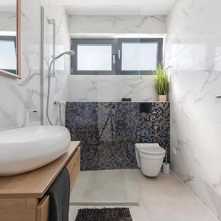 Beautiful In With Kitchen * Pula