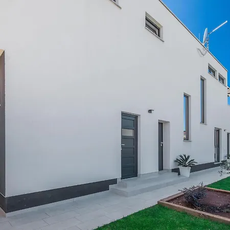 Feriehus Beautiful In With Kitchen Pula