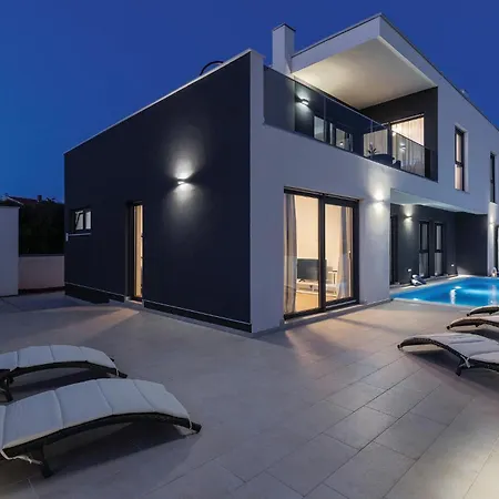 Beautiful In With Kitchen Pula