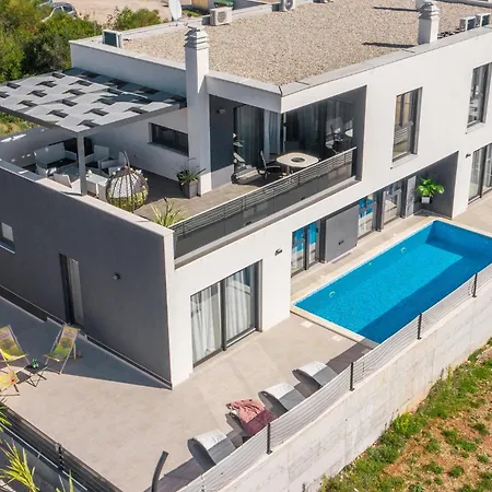 Beautiful In With Kitchen * Pula