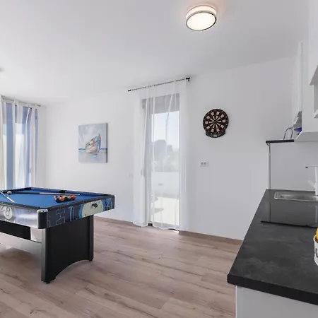 Beautiful In With Kitchen Pula