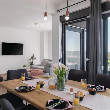 Beautiful In With Kitchen Feriehus