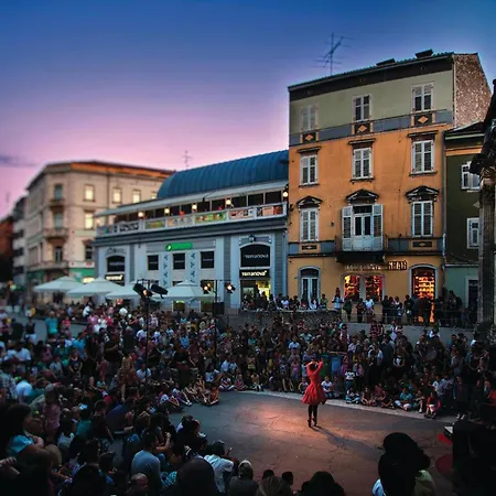 Beautiful In With Kitchen Pula