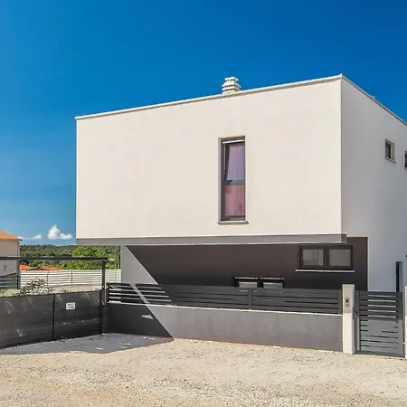 Beautiful In With Kitchen *