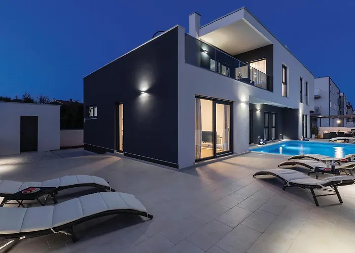 Beautiful In With Kitchen Pula