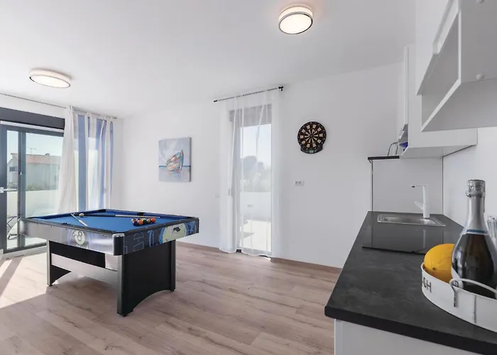 Beautiful In With Kitchen Pula