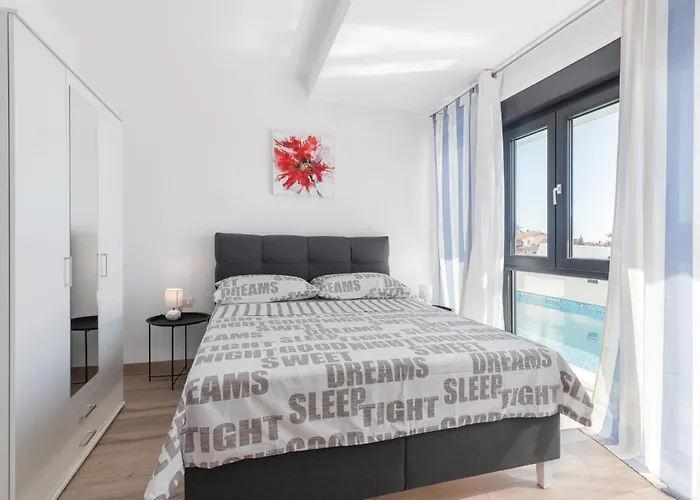 Beautiful In With Kitchen Pula