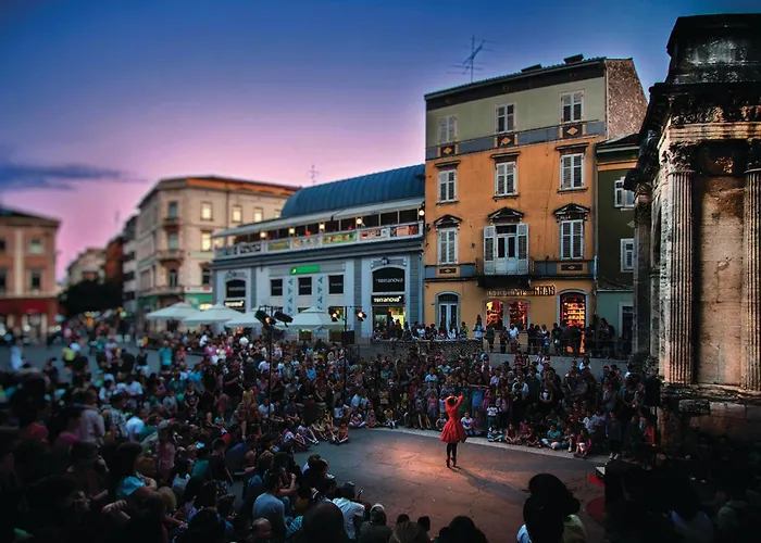 Beautiful In With Kitchen Pula