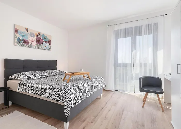 Beautiful In With Kitchen Pula