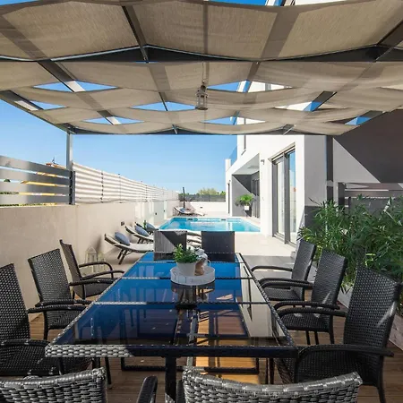 Beautiful In With Kitchen Pula