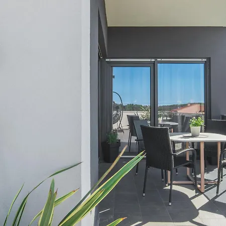 Beautiful In With Kitchen * Pula