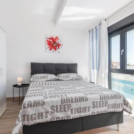 Beautiful In With Kitchen Pula