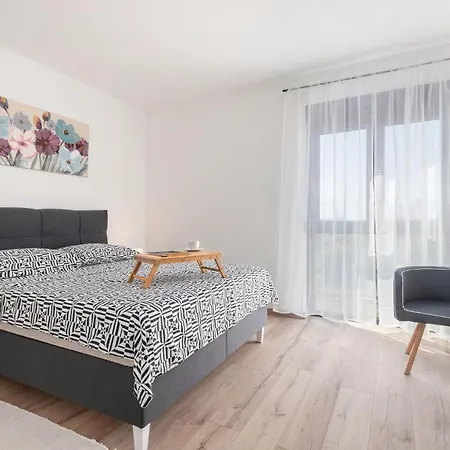 Beautiful In With Kitchen Pula