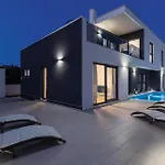 Luxurious In Pola